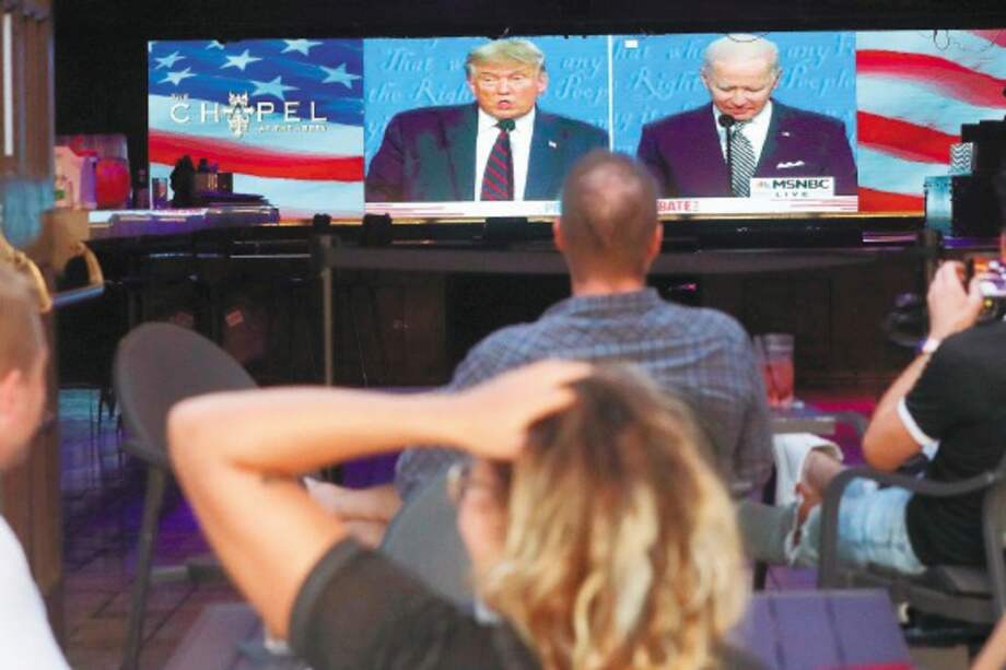 Personas observan el primer debate presidencial entre Donald Trump y Joe Biden/ Mario Tama/Getty Images/AFP