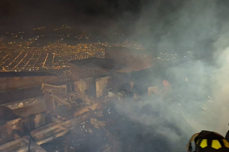 Las llamas consumieron 10 viviendas y un local comercial.