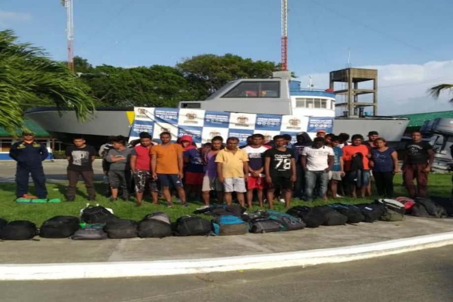 Entre los 40 migrantes rescatados se encontraban 5 niños. / Cortesía Armada Nacional.