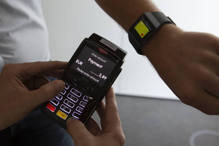 Un terminal de pago con tarjeta y la aplicación Wirecard AG Boon en un reloj inteligente Fitbit Inc. / Bloomberg News