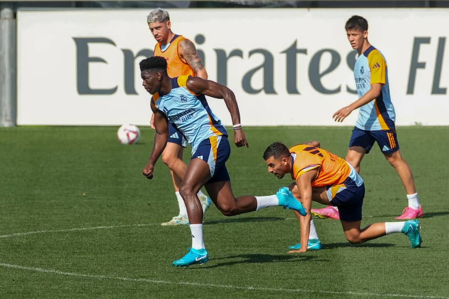 Los jugadores del Real Madrid Aurelien Tchouameni (i), Fede Valverde (2i), Dani Ceballos y Arda Güler (d) durante un entrenamiento.