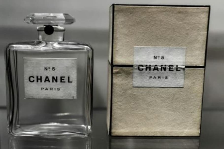 Un antiguo frasco de perfume Chanel N°5 expuesto en la exposición "Gabrielle Chanel, manifiesto de la moda".