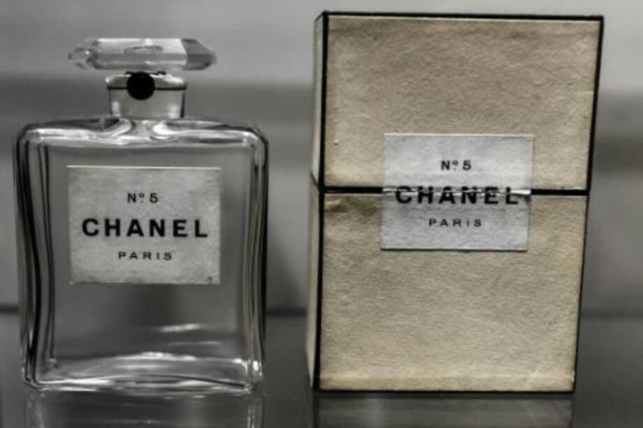 Un antiguo frasco de perfume Chanel N°5 expuesto en la exposición "Gabrielle Chanel, manifiesto de la moda".