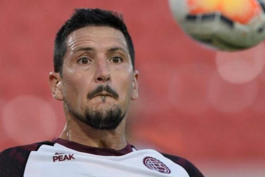 Guillermo Burdisso durante un partido con Lanús.