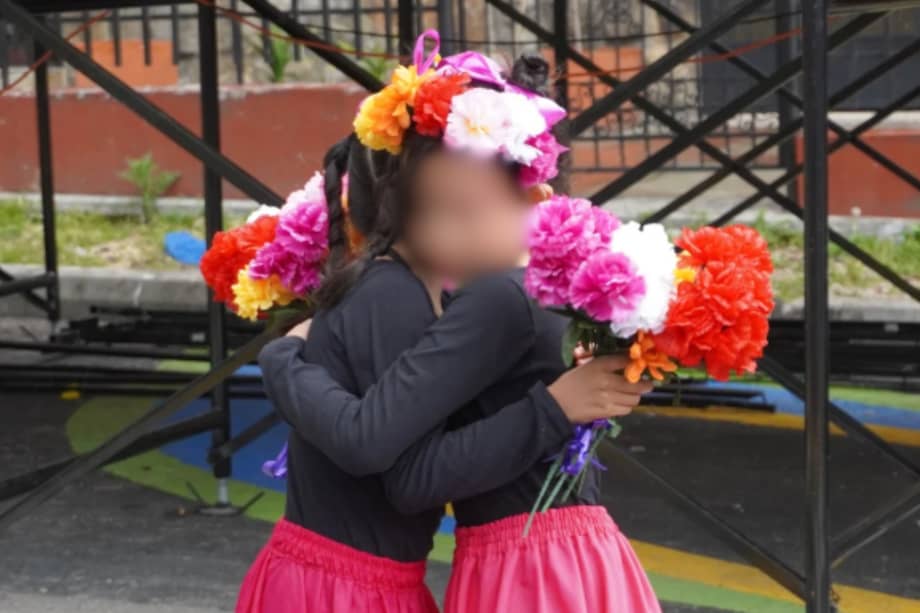 Integrantes del colectivo durante la presentacion de la obra Niña Salvaje.