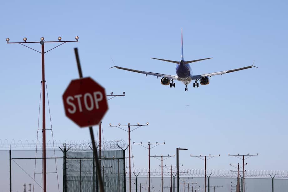 Un avión desciende para aterrizar en el Aeropuerto Internacional de Los Ángeles (LAX) en Los Ángeles, California.