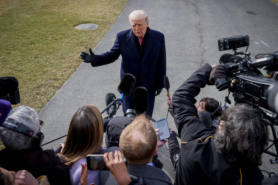 Donald Trump, presidente de EE. UU., lanzó dardos arancelarios desde hace un año. Recientemente, amenazó a la Unión Europea por ponerle frente a sus intenciones de "comprar" o militarizar Groenlandia, que pertenece a Dinamarca.