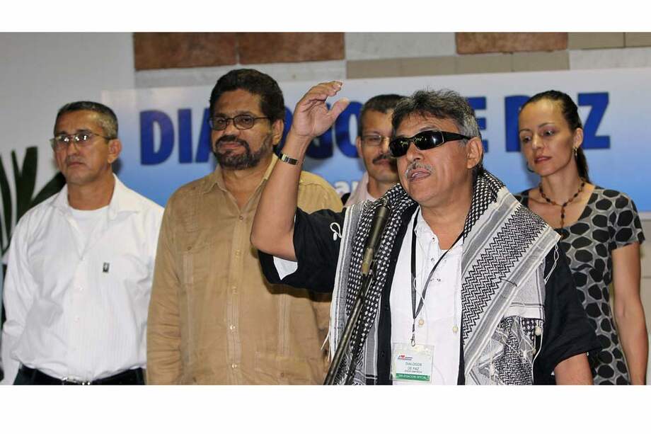 Miembros de la delegación de las Farc en La Habana, entre ellos ‘Jesús Santrich’ (cen.) e ‘Iván Márquez’ (izq.). / EFE