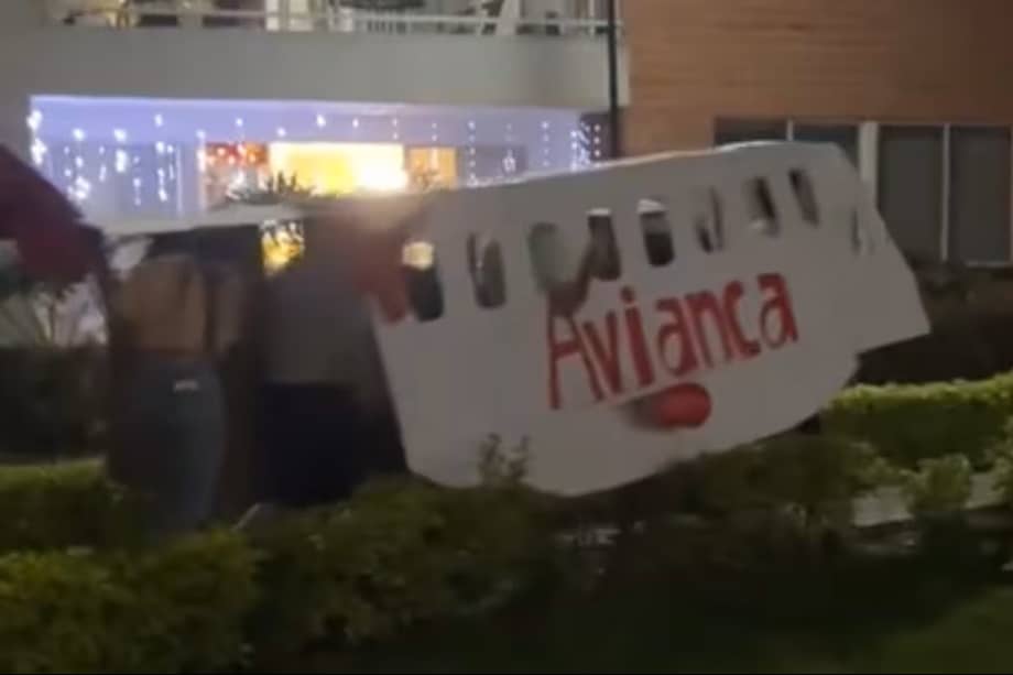 La familia salió a correr bajo un avión de cartón en Año Nuevo.