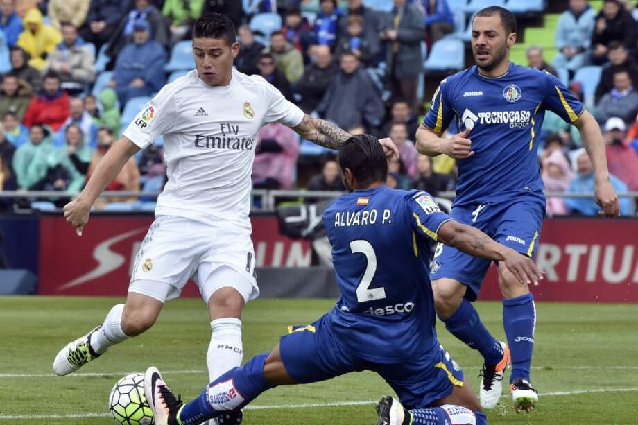James Rodríguez (i) durante el partido contra el Getafe por la fecha 33 de la Liga BBVA. / AFP