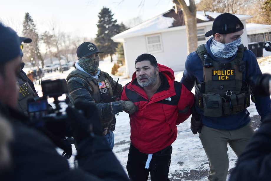 Agentes federales de inmigración detienen a un hombre durante un operativo del Servicio de Inmigración y Control de Aduanas de Estados Unidos (ICE) y la Patrulla Fronteriza en St. Paul, Minnesota.