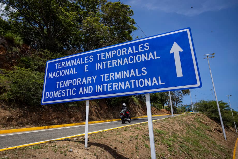 Señal de tránsito cerca de las terminales temporales del Aeropuerto Internacional Simón Bolívar, cuyas instalaciones sufrieron daños por los terremotos del 24 de junio.