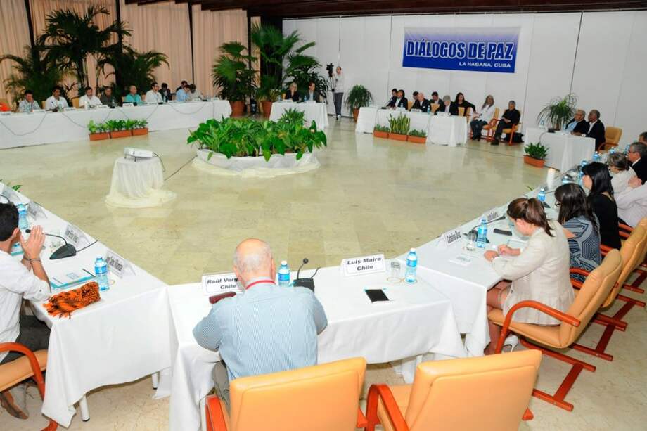 Miembros del cuarto grupo de víctimas mientras se reúnen con los negociadores de paz del Gobierno colombiano del presidente Juan Manuel Santos y de las Farc, en La Habana (Cuba).