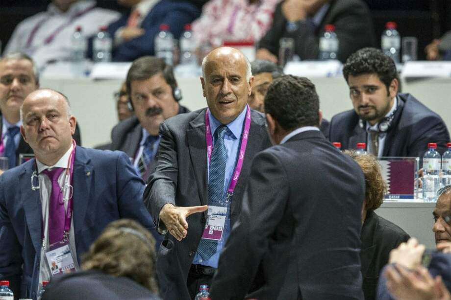 El presidente de la Asociación de Fútbol Israelí (AFI), Ofer Eini (de espaldas), estrecha la mano al presidente de la federación palestina de fútbol, Jibril Rajoub, durante el 65º Congreso de la FIFA en Zúrich. /EFE