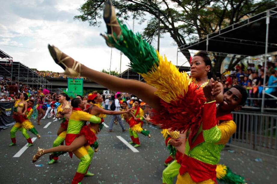 Bailarines de salsa realizan un espectáculo en el Salsodromo, durante la Feria de Cali 2012.