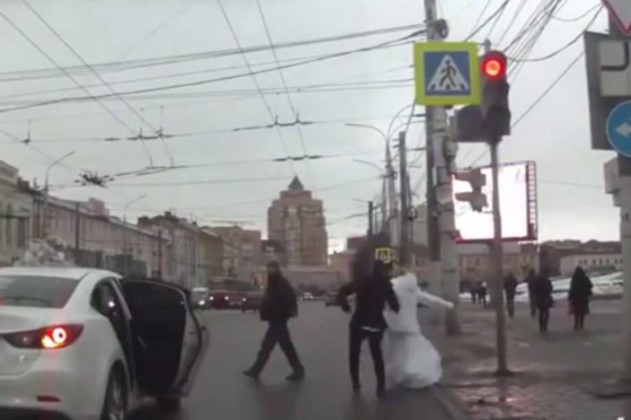 Cuando el amor dura poco: pelea de recién casados en plena calle