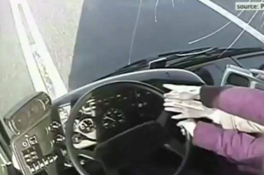 Pasajeras retoman control de un bus tras desmayo de su conductor