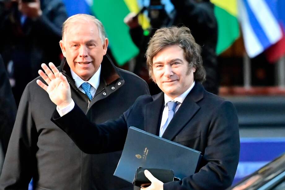 El canciller argentino, Gerardo Werthein (i), y el presidente de Argentina, Javier Milei.