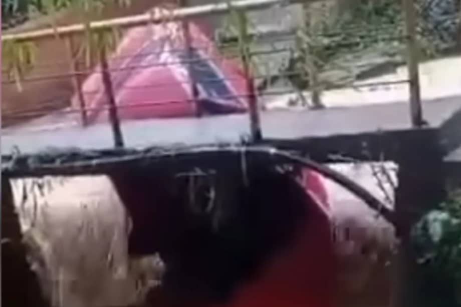 El Cuerpo Oficial de Bomberos de Medellín recuperó un vehículo que fue arrastrado por una creciente en la vereda La Verde, en San Antonio de Prado.