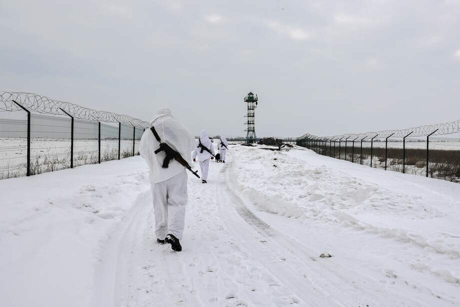 Hombres patrullando la frontera de Ucrania el pasado 16 de febrero, declarado Día de la Unidad.