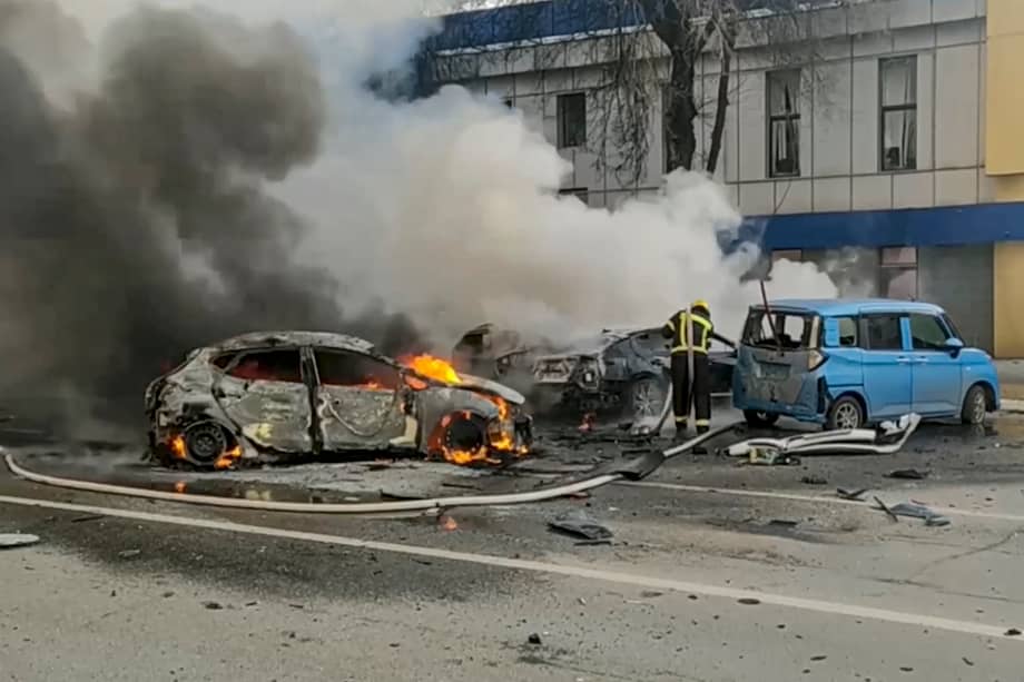 Una foto facilitada por el servicio de prensa del Ministerio de Situaciones de Emergencia ruso muestra a bomberos rusos extinguiendo coches en llamas tras un bombardeo en Belgorod, Rusia, el 30 de diciembre de 2023. 12 adultos y dos niños murieron debido a los bombardeos de las Fuerzas Armadas de Ucrania, informó el servicio de prensa del Ministerio de Situaciones de Emergencia de Rusia.