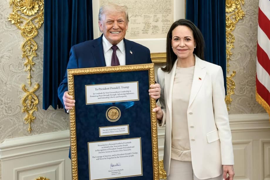 María Corina Machado le entrega la medalla del Nobel de Paz a Donald Trump con una nota de agradecimiento.
