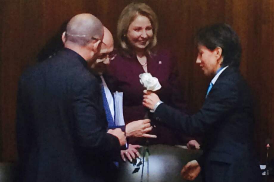 Claudia López llegó a cumbre de poderes con flores para el fiscal Eduardo Montealegre