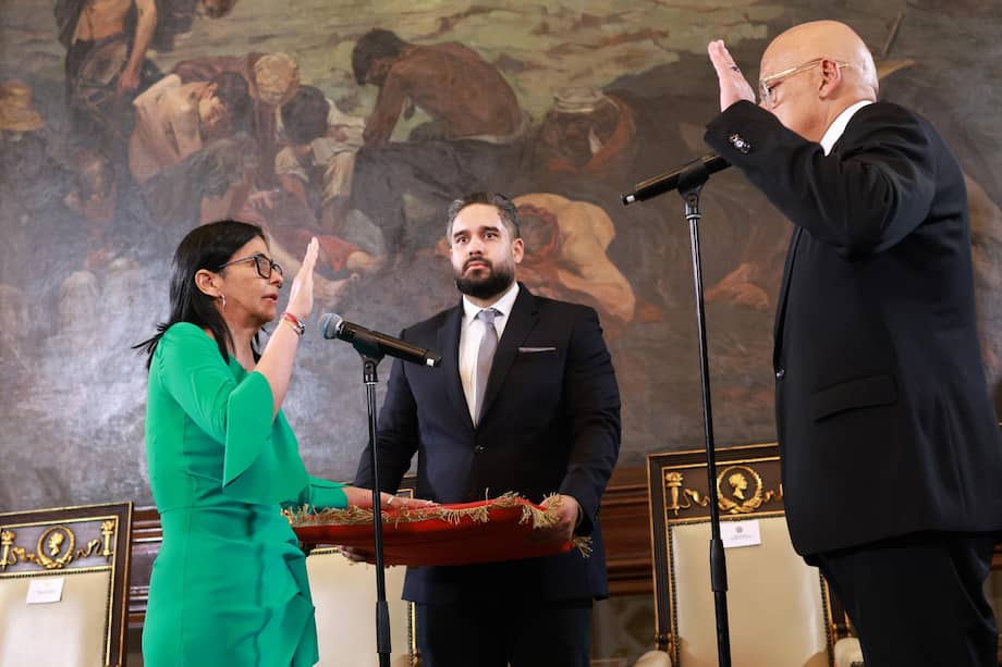 Jorge Rodríguez, presidente de la Asamblea Nacional, toma el juramento a su hermana, Delcy Rodríguez, como presidenta encargada. De fondo, Nicolás Maduro Guerra.