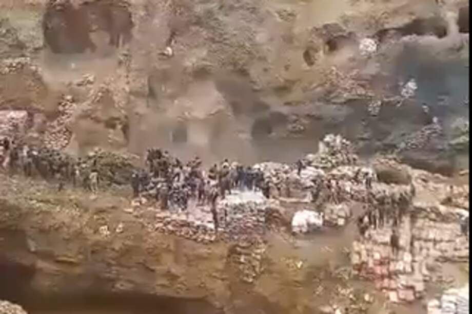 Momento exacto en el que se derrumba la mina artesanal. /Captura de pantalla
