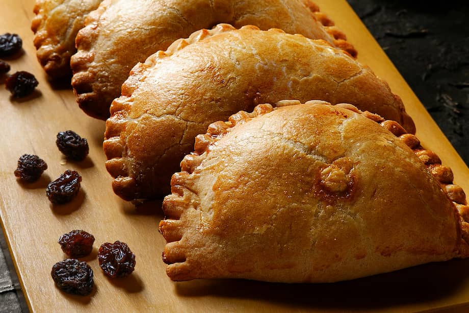 Estas empanadas también puedes rellenarlas con aceitunas y uvas pasas.