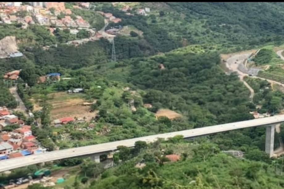 La decisión del INVIAS también cobija el contrato de interventoría y frena la reactivación de este corredor vial en Santander.