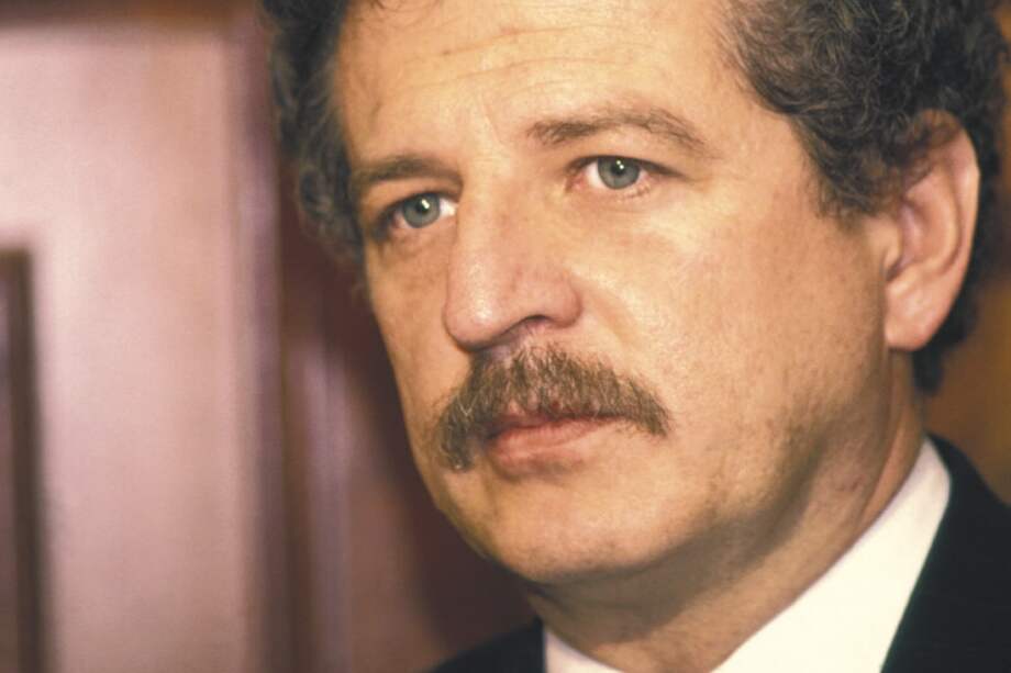 “Querido hermano en la trinchera de nuestras luchas por la democracia, aquí seguimos”, escribe Iván Marulanda. En la imagen, como senadores del Nuevo Liberalismo para el periodo 1986-1990. /Cortesía