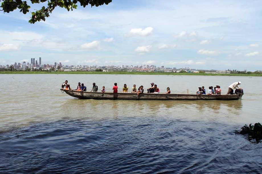 Una canoa con motor transporta a los estudiantes de la Institución Educativa Caño Valle. / Fotos: Jesús Fragozo Caro