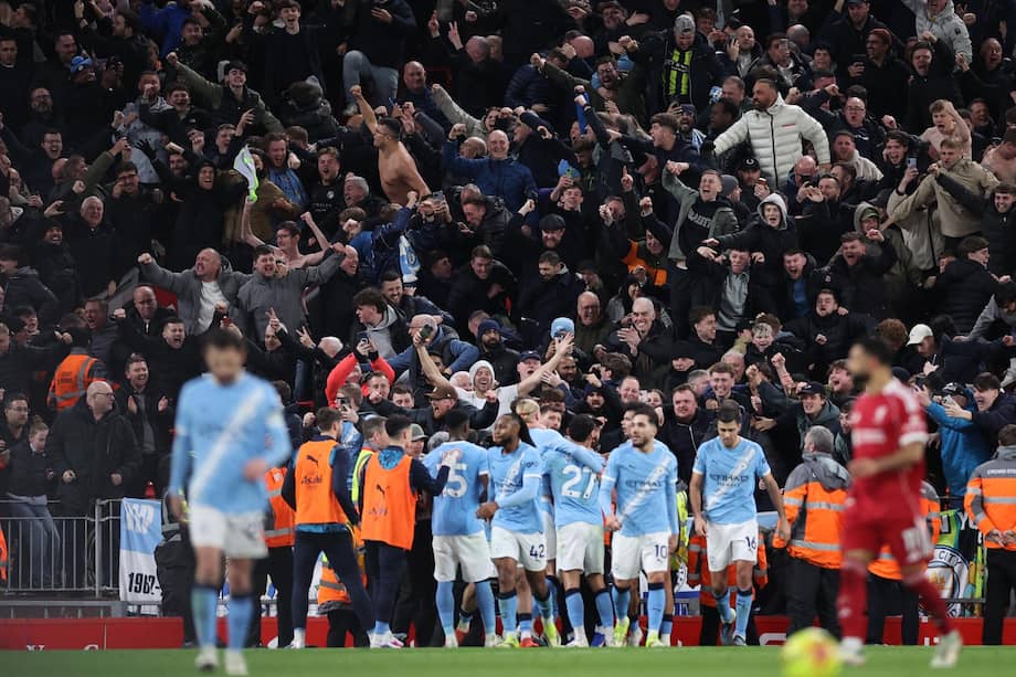 Fanáticos de Manchester City celebran el 2-1 final frente a Liverpool en Anfield por la fecha 25 de la Premier League 2025/26.