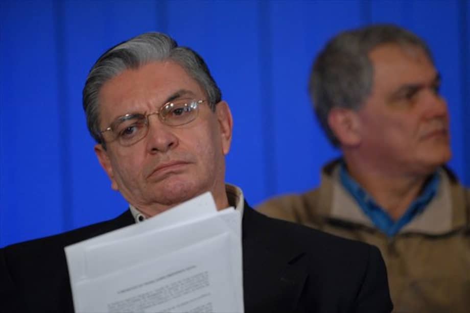 El exministro Fabio Valencia rechaza cualquier vínculo con los paramilitares