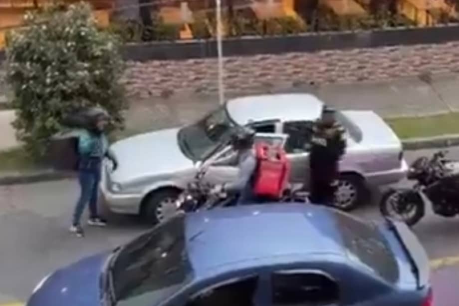 Este caso se suma a otros reportes recientes en los que ciudadanos han denunciado comportamientos agresivos por parte de algunos domiciliarios, quienes, según los testimonios, actuarían en grupo para intimidar o agredir a conductores.