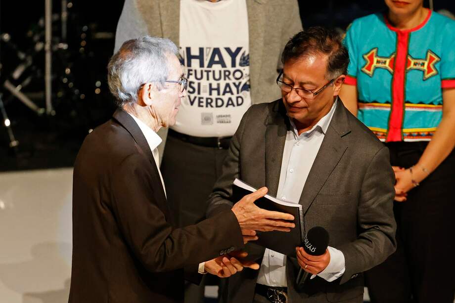 El padre Francisco de Roux, presidente de la Comisión de la Verdad, entrega el capítulo de Hallazgos y Recomendaciones del Informe Final al presidente electo Gustavo Petro.