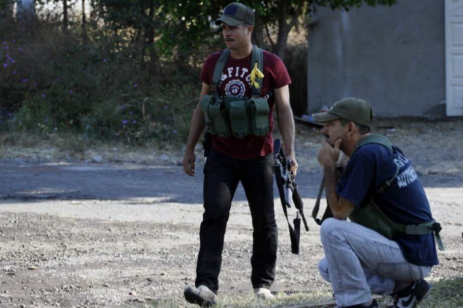 Ejército se enfrenta a 'paras' mexicanos para obligarlos a desarmarse