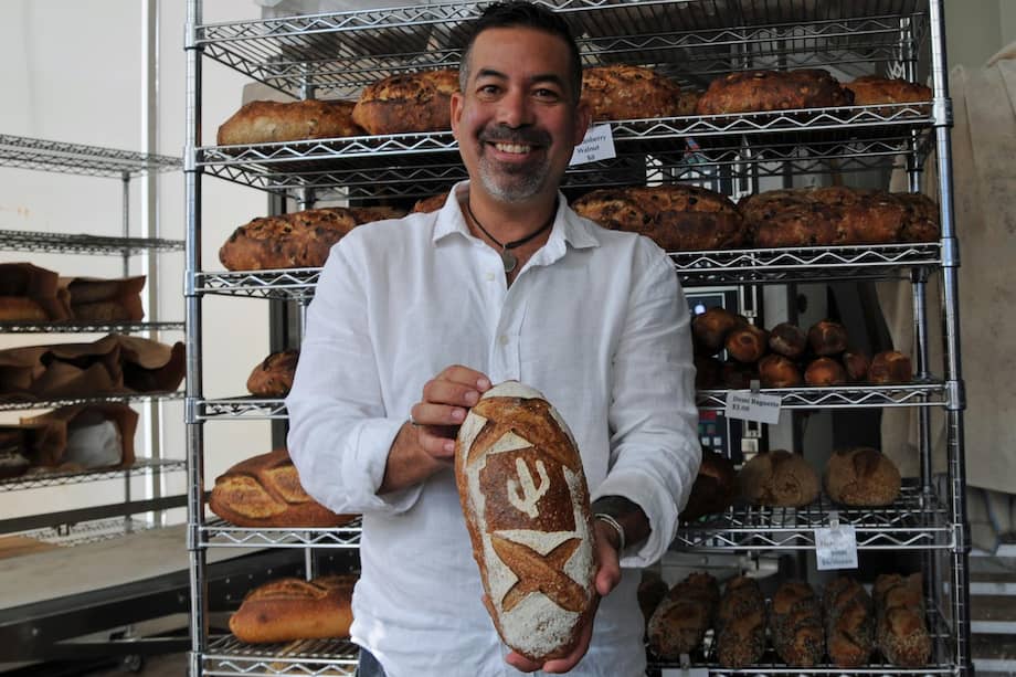 Don Guerra, ganador del "Oscar" de la panadería en Estados Unidos por los panes artesanales hechos con harina de granos producidos localmente que vende en su local en el centro de Tucson (Arizona).