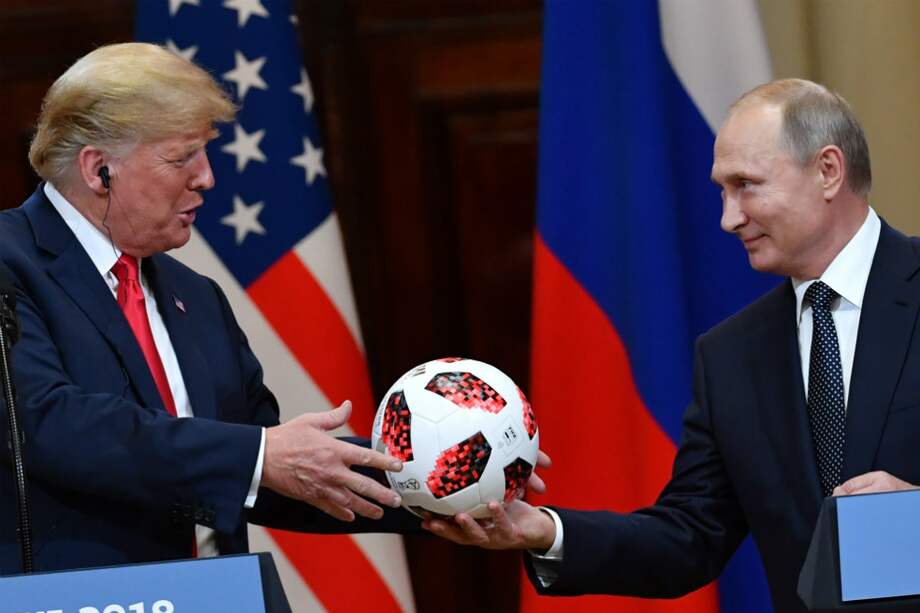 La primera cumbre presidencial entre Donald Trump (izquierda) y Vladimir Putin (derecha) se celebró en Helsinki, Finlandia, el 15 de julio de este año. / AFP