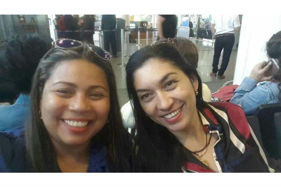 La inmigrante mexicana Rocío Rebollar Gómez (c-d), junto a su hijo, el segundo teniente de inteligencia del ejército estadounidense, Gibran Cruz (c-i). / EFE