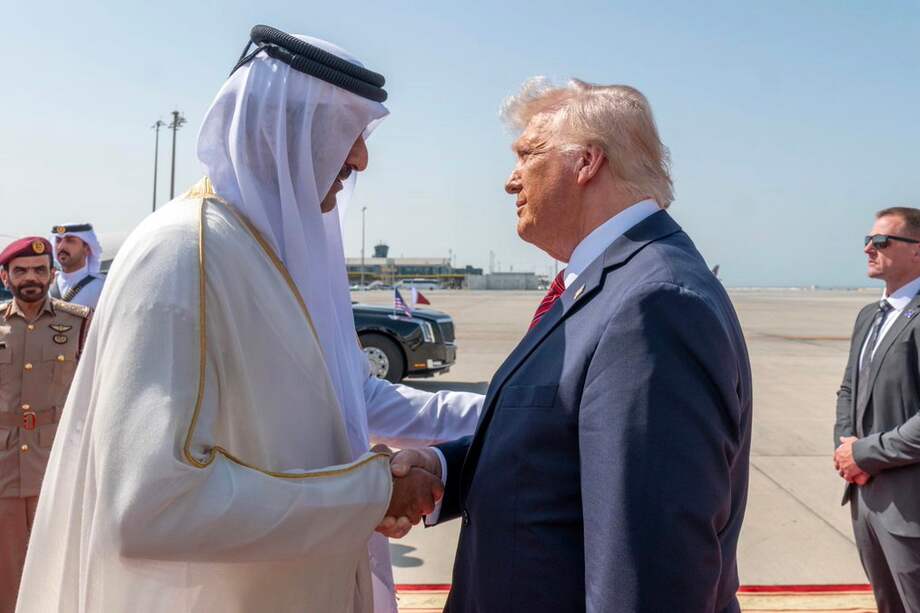 El Emir de Qatar, el jeque Tamim bin Hamad al-Thani (izq.), dando la bienvenida al presidente estadounidense Donald Trump.