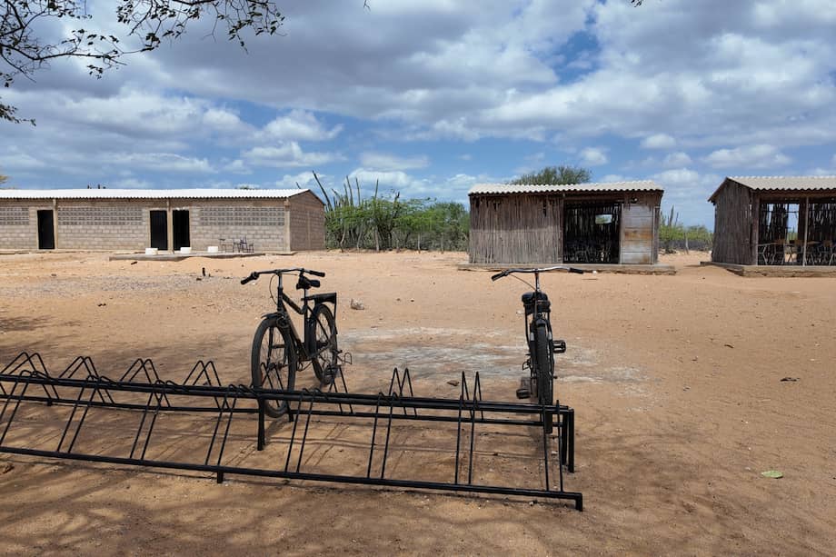 Los niños que se quedaron sin transporte escolar y deben atravesar el desierto guajiro