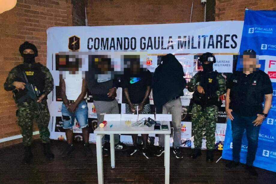 Durante el procedimiento también fueron capturados alias “Cifiru” y alias “Boriyu”, dos presuntos escoltas y hombres de confianza de alias “Ramiro”.