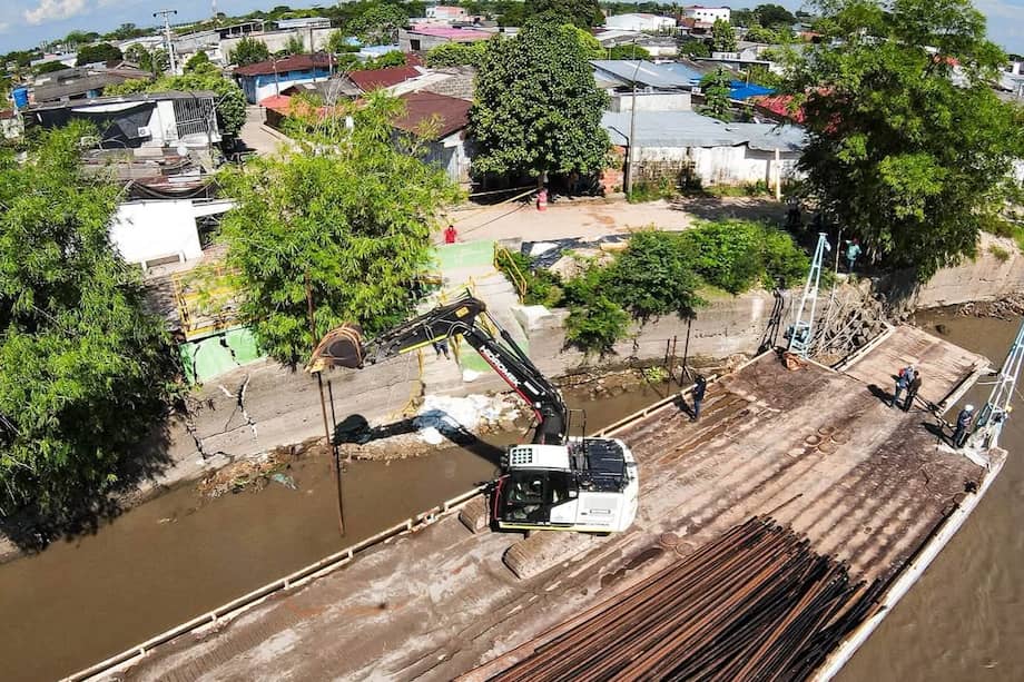 Las autoridades intentan contener la caída del muro de contención para evitar inundaciones en el casco urbano de Puerto Wilches.