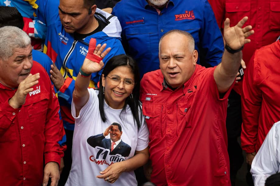 El ministro del Interior y Justicia de Venezuela, Diosdado Cabello (d), y la presidenta interina de Venezuela, Delcy Rodríguez.