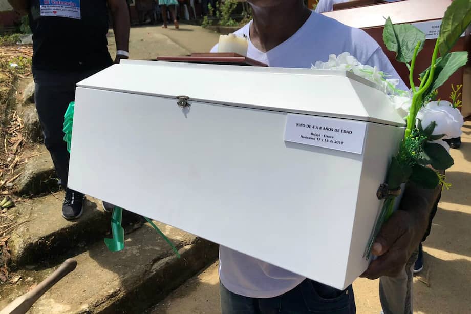 Un miembro de la guardia negra fue en el encargado de llevar los restos del niño que no fue reclamado. / Cortesía Unidad de para las Víctimas