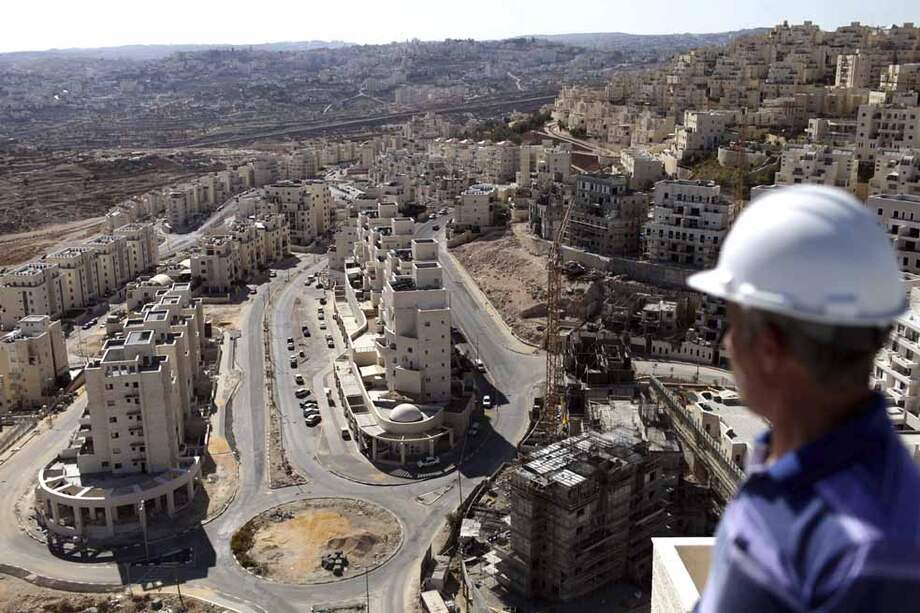 Obras de un asentamiento judío en el barrio de Har Homa, en el este de Jerusalén. La UE estableció nueva directriz de carácter vinculante para todos los Estados miembros que prohíbe cualquier financiación, cooperación o concesión de galardones a residentes en asentamientos judíos de Cisjordania y Jerusalén Este. / EFE