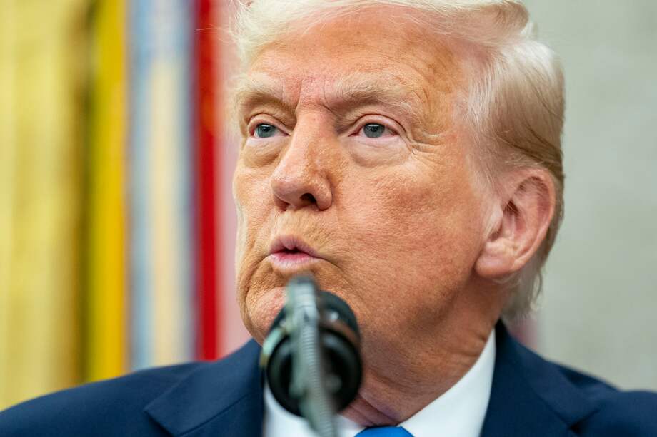 El presidente de Estados Unidos, Donald Trump, responde preguntas después de que Alina Habba, su ex abogada defensora, preste juramento como fiscal de Estados Unidos para Nueva Jersey.