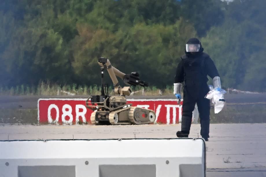 Un técnico forense trabaja junto a un robot de desactivación de explosivos cerca de un avión de carga ucraniano en el aeropuerto de Leipzig/Halle, en Schkeuditz, al este de Alemania, el 5 de agosto de 2026.